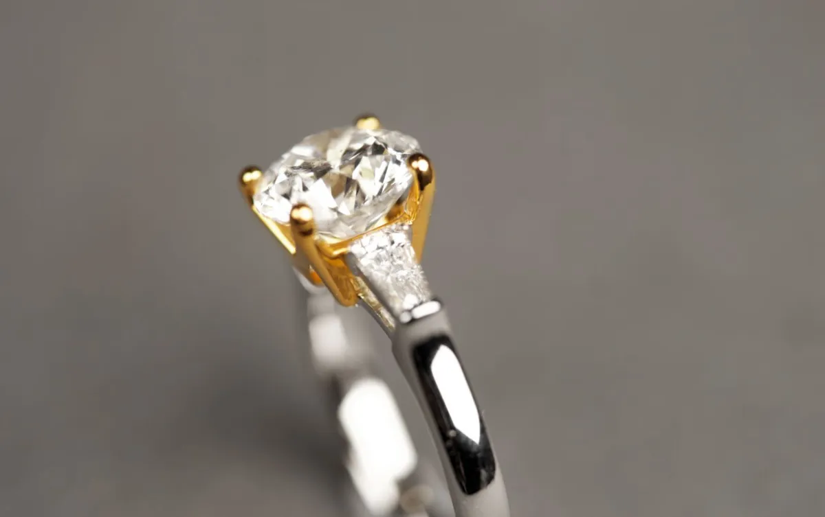 Platinum mix yellow gold ring with 3 carat Diamond and baguette at side — 4