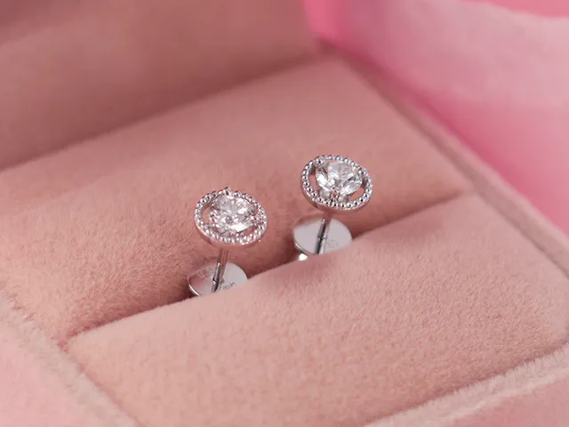 18k White Gold Diamond Earrings with GIA