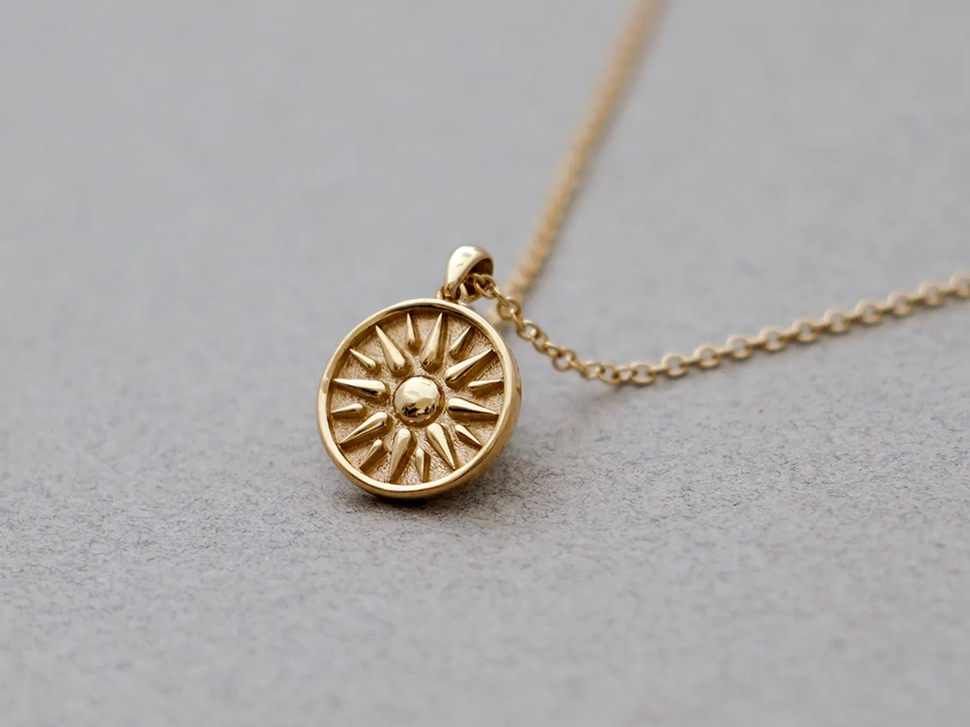 18k Yellow Gold Pendant with Necklace (Sun) — view 3