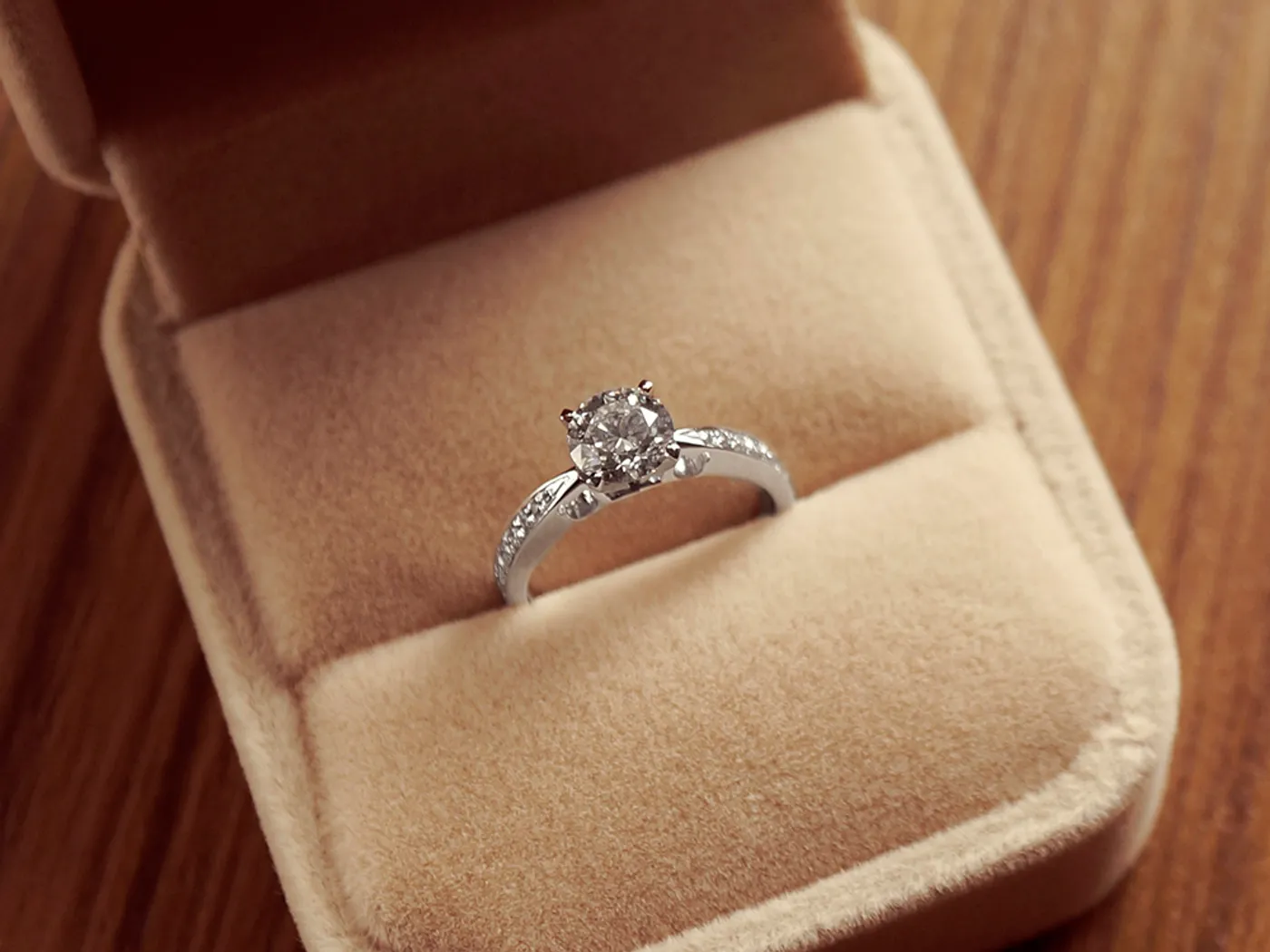 18k White Gold Diamond Ring with GIA (Bear) — view 7
