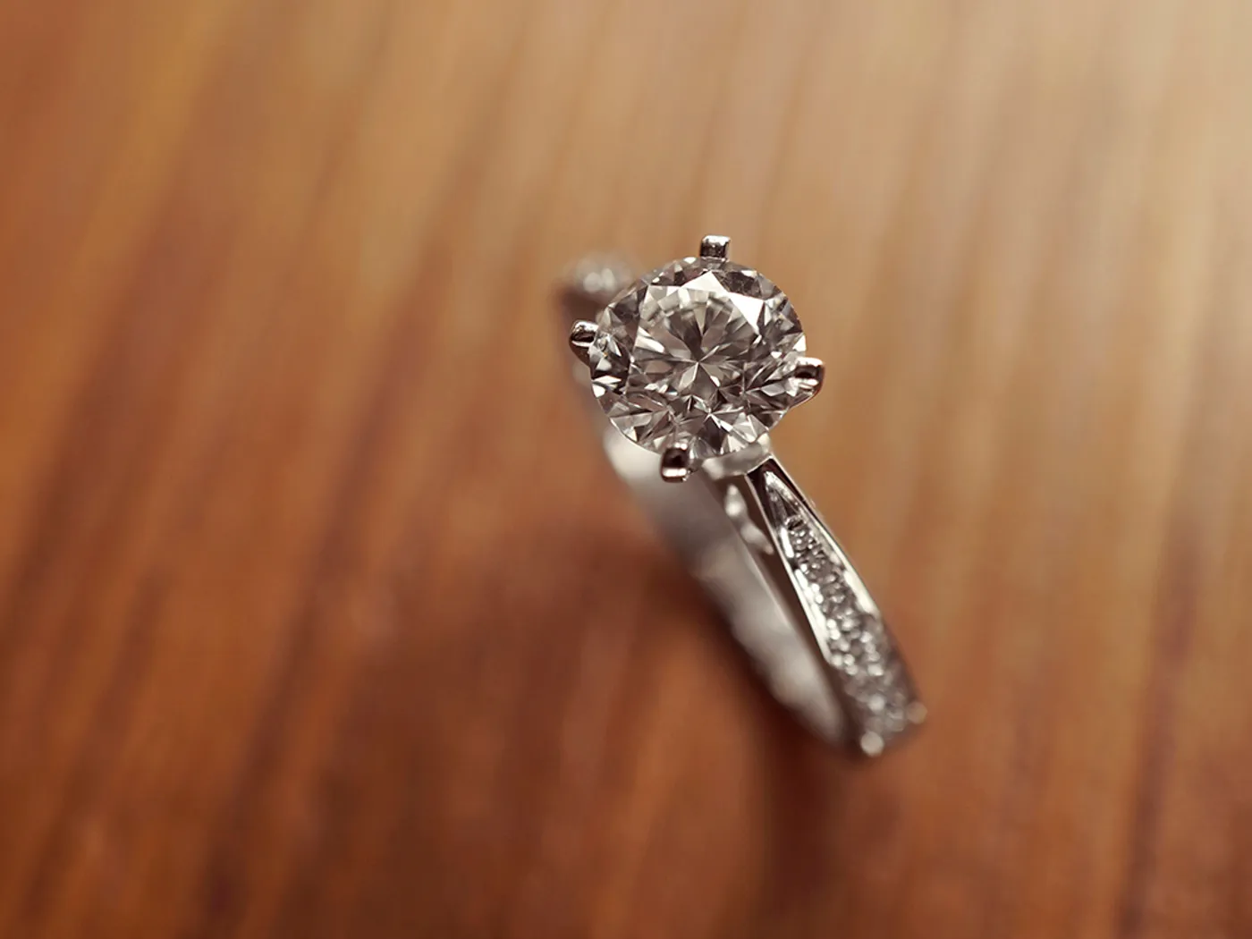 18k White Gold Diamond Ring with GIA (Bear) — view 4