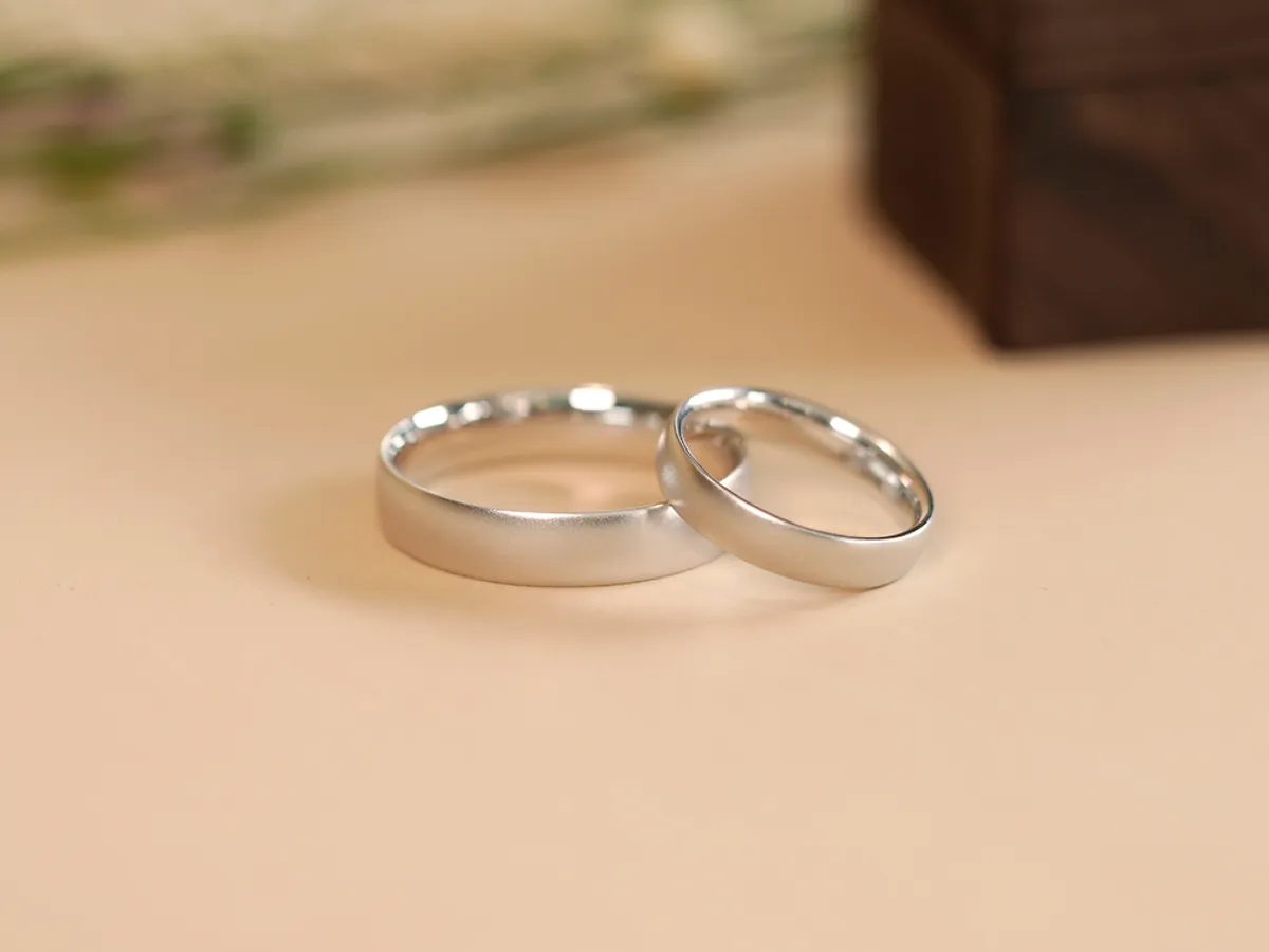 18k White Gold Wedding Band — 10