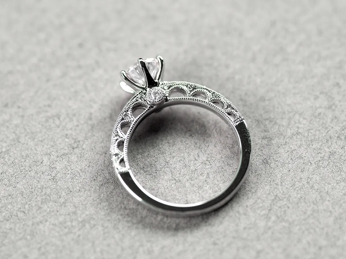 18k White Gold Diamond Ring — 10